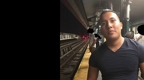 Esta es la foto del sospechoso tomada de cámaras de seguridad que suministró el NYPD.