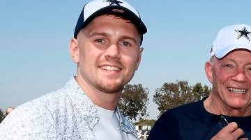 Jason "El Animal" Quigley, Jerry Jones, Oscar De La Hoya y Joseph "Jojo" Diaz  en el training camp de los Dallas Cowboys en Oxnard.
