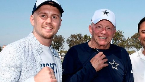 Jason "El Animal" Quigley, Jerry Jones, Oscar De La Hoya y Joseph "Jojo" Diaz  en el training camp de los Dallas Cowboys en Oxnard.