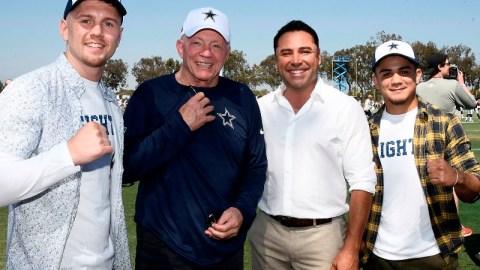 Jason "El Animal" Quigley, Jerry Jones, Oscar De La Hoya y Joseph "Jojo" Diaz en el training camp de los Dallas Cowboys en Oxnard.
