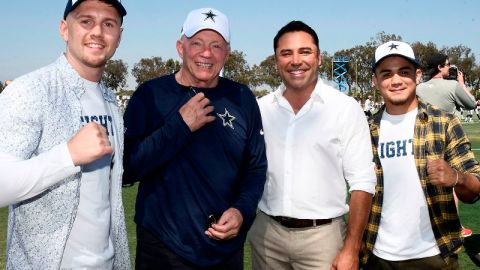 Jason "El Animal" Quigley, Jerry Jones, Oscar De La Hoya y Joseph "Jojo" Diaz en el training camp de los Dallas Cowboys en Oxnard.