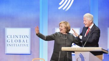 Hillary y Bill Clinton, en un acto de su fundación.