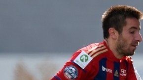 Zoran Tosic del PFC CSKA Moscow disputa el balón con Sergei Petrov del FC Krasnodar durante un partido de la Liga Premier rusa.