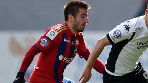 Zoran Tosic del PFC CSKA Moscow disputa el balón con Sergei Petrov del FC Krasnodar durante un partido de la Liga Premier rusa.