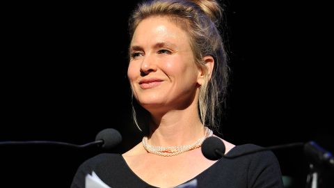 Zellweger sugirió que, en lugar de basarse en rumores, los medios traten temas más importantes.
