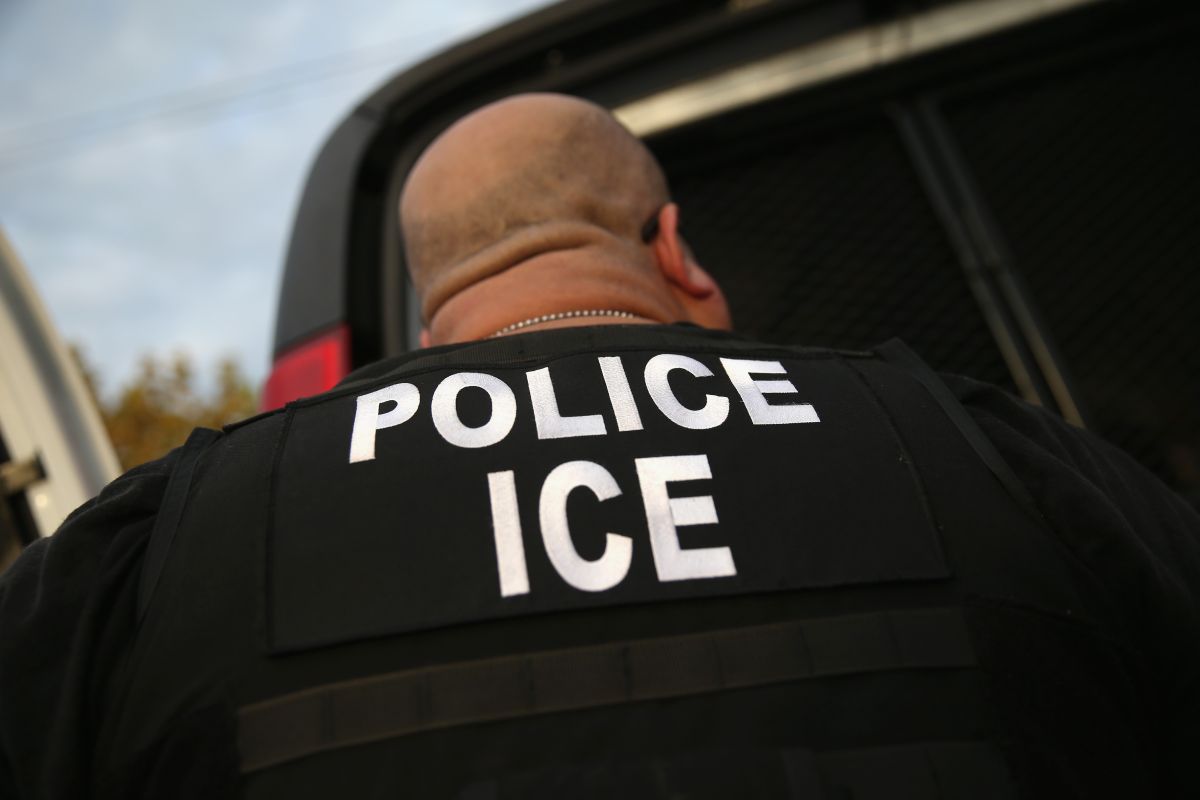 La regla de ICE permitiría deportar a estudiantes sin clases presenciales.