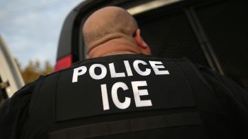 Un agente de ICE al realizar la detención de un inmigrante indocumentado.