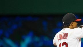 Francisco Lindor (izq.), estrella de los Indios, aquí celebrando con Tyler Naquin. Cleveland es uno de los mejores equipos de la temporada.