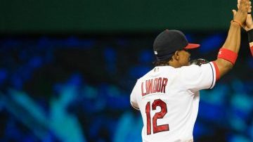 Francisco Lindor (izq.), estrella de los Indios, aquí celebrando con Tyler Naquin. Cleveland es uno de los mejores equipos de la temporada.