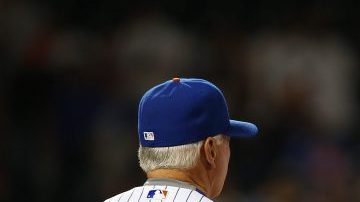 Terry Collins, manager de los Mets, felicita a Jay Bruce, quien hizo su debut con el equipo, luego del triunfo sobre los Yankees.