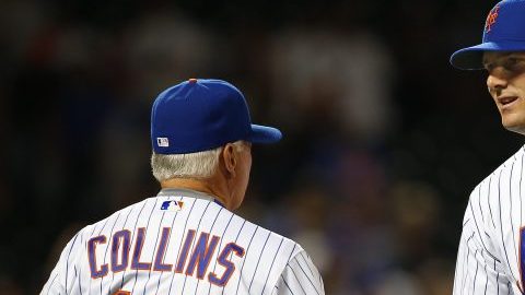 Terry Collins, manager de los Mets, felicita a Jay Bruce, quien hizo su debut con el equipo, luego del triunfo sobre los Yankees.