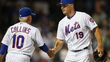 Terry Collins, manager de los Mets, felicita a Jay Bruce, quien hizo su debut con el equipo, luego del triunfo sobre los Yankees.