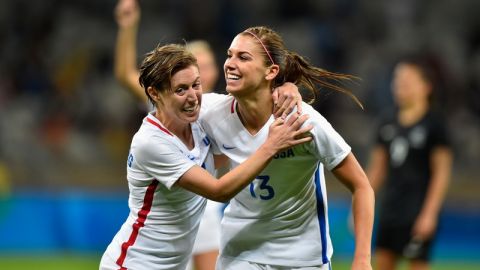 Alex Morgan festeja su primer gol en Río 2016.