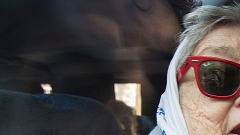 Hebe de Bonafini, líder de las Madres de Plaza de Mayo sale de Plaza de Mayo en Buenos Aires, el 4 de agosto de 2016.