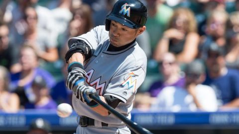 Ichiro Suzuki durante el juego del domingo contra los Rockies en Denver.