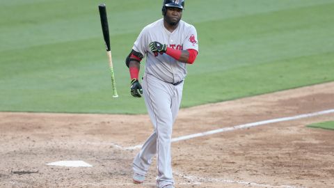 David Ortiz recibe la base por bolas al batear como emergente en la sexta entrada, en la última aparición de su carrera en Dodger Stadium.