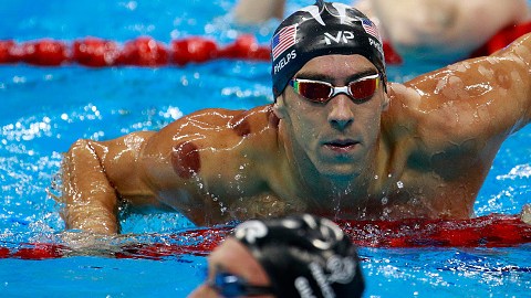 Phelps lleva su primera medalla en Río 2016.