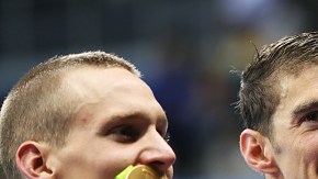 El oro del equipo de natación en el relevo 4x100 ayudó para que EE.UU se pusiera a la cabeza del medallero.