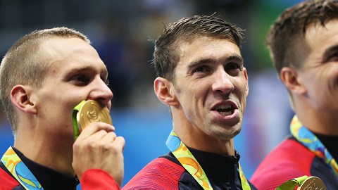 El oro del equipo de natación en el relevo 4x100 ayudó para que EE.UU se pusiera a la cabeza del medallero.