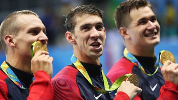 El oro del equipo de natación en el relevo 4x100 ayudó para que EE.UU se pusiera a la cabeza del medallero.