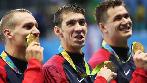 El oro del equipo de natación en el relevo 4x100 ayudó para que EE.UU se pusiera a la cabeza del medallero.