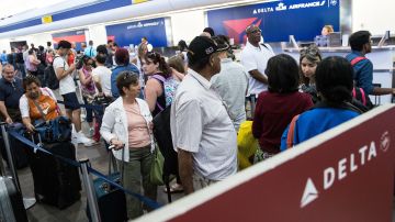 La aerolínea Delta informó además que cerca de 200 vuelos sufrirán retrasos a lo largo de la mañana.