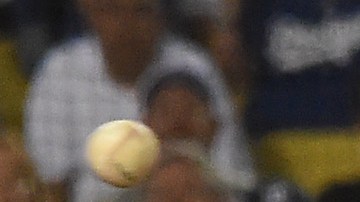 Julio Urías no puede impedir la carrera de Aaron Altherr, de los Filis, tras un error del pitcher de los Dodgers en la tercera entrada.