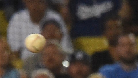 Julio Urías no puede impedir la carrera de Aaron Altherr, de los Filis, tras un error del pitcher de los Dodgers en la tercera entrada.