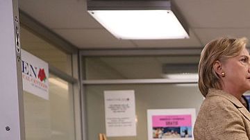 Hillary Clinton habla con el personal de asistencia sanitaria en el Borinquen Health Care Center en Miami, Florida.