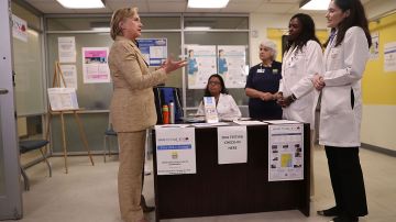 Hillary Clinton habla con el personal de asistencia sanitaria en el Borinquen Health Care Center en Miami, Florida.