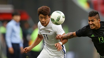 Carlos Salcedo habría sido uno de los jugadores "indisciplinados" del equipo.