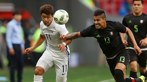 Carlos Salcedo habría sido uno de los jugadores "indisciplinados" del equipo.