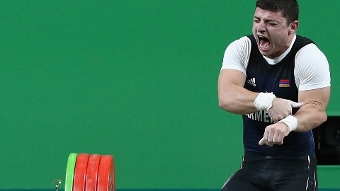 El pesista armenio Andranik Karapetyan en el momento justo de su impactante lesión.
