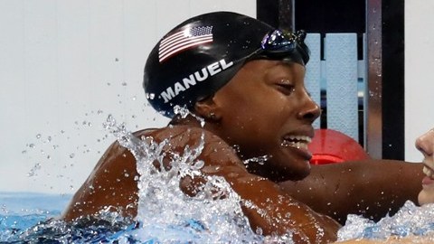 Una imagen para recordar: Simone Manuel y Penny Oleksiak, las ganadoras de la prueba reina de la natación de Río 2016.