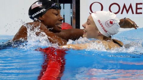 Una imagen para recordar: Simone Manuel y Penny Oleksiak, las ganadoras de la prueba reina de la natación de Río 2016.