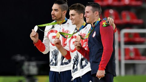 Max Whitlock ganó dos oros este domingo, dándole así sus primeras medallas de este tipo en la gimnasia a Gran Bretaña.