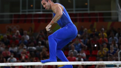 Danell Leyva en acción en las barras.