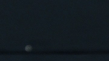 Dana White, presidente del UFC, separa a Díaz (izq.) y McGregor en el pesaje previo al UFC 202.