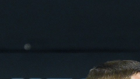 Dana White, presidente del UFC, separa a Díaz (izq.) y McGregor en el pesaje previo al UFC 202.