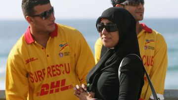 Muchas musulmanas usan burkinis para cumplir con la instrucción coránica de vestirse de forma modesta y poder nadar.