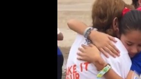 El evento #HugsNotWalls reunió a cientos de familiares divididos por una frontera.
