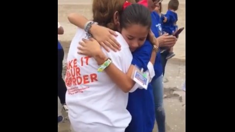 El evento #HugsNotWalls reunió a cientos de familiares divididos por una frontera.