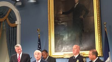 El alcalde Bill de Blasio, junto al comisionado Bill Bratton, anunciando el nombramiento de Jimmy O’Neill como nuevo comisionado de la NYPD y de Carlos Gómez como segundo al mando.