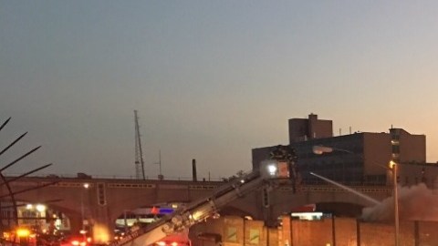Un incendio de cinco alarmas dejó a cuatro bomberos heridos en Queens.