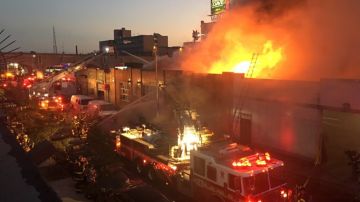 Un incendio de cinco alarmas dejó a cuatro bomberos heridos en Queens.