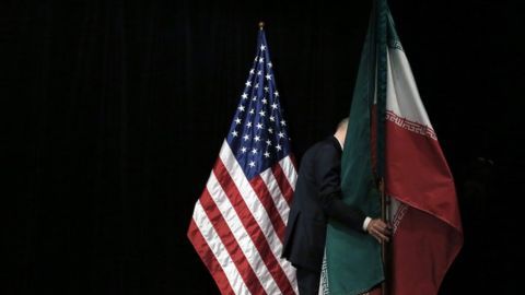 Un día antes de la liberación de prisioneros estadounidenses, Washington envió  $400 millones en efectivo a Teherán en un avión de carga.