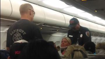 Hasta 24 personas han tenido que ser trasladadas al hospital después de las fuertes turbulencias registradas en un vuelo JetBlue.