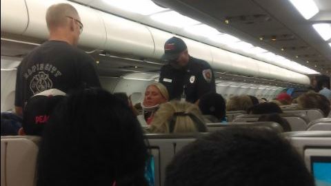 Hasta 24 personas han tenido que ser trasladadas al hospital después de las fuertes turbulencias registradas en un vuelo JetBlue.