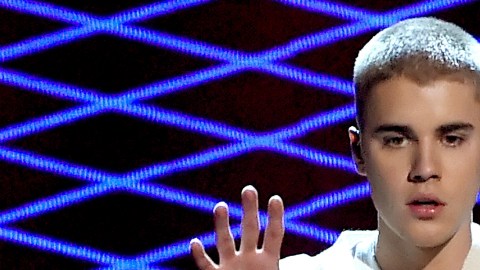 El cantante ha protagonizado una pelea on line contra Selena Gómez y contra sus propios fans.