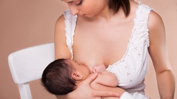 Buscar posiciones cómodas tanto para la madre como para el bebé, así como lavar con agua fresca y limpia los senos antes y después de la lactancia son algunos de los consejos que ayudan a prevenir el dolor en los pezones.